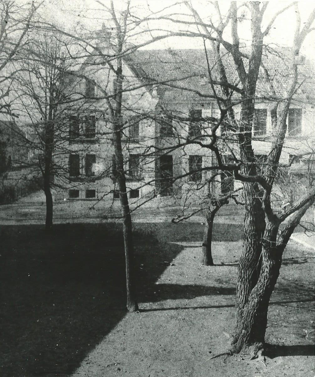Die 1900 eingeweihte „neue Schule“ mit dem Westteil des Schulhofes. Das Gebäude wurde seit 1959 nicht mehr als Schule genutzt und 1977 abgebrochen.  Foto: H. Diekmann, 1917